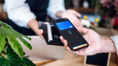 Un cliente paga una factura con tu smartphone con la tecnología scan-and-go.