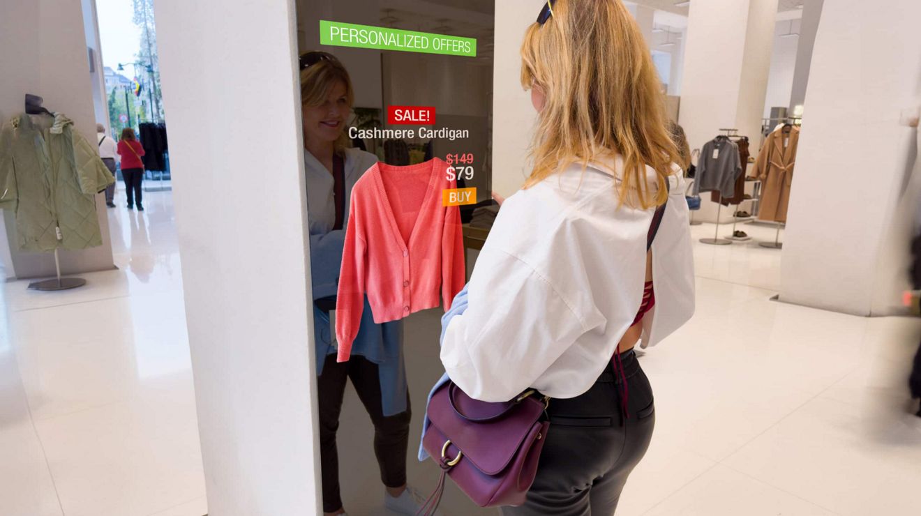 Una pantalla de espejo avanzada en una tienda muestra a la clienta una oferta personalizada.