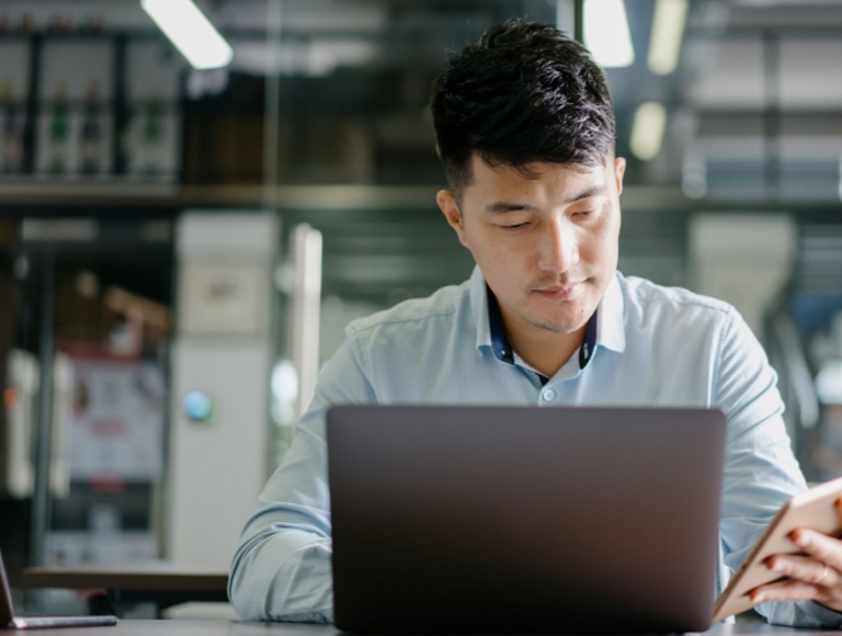 Un camión de AAA con la leyenda "conectados por T-Mobile" escrita en magenta en su puerta.