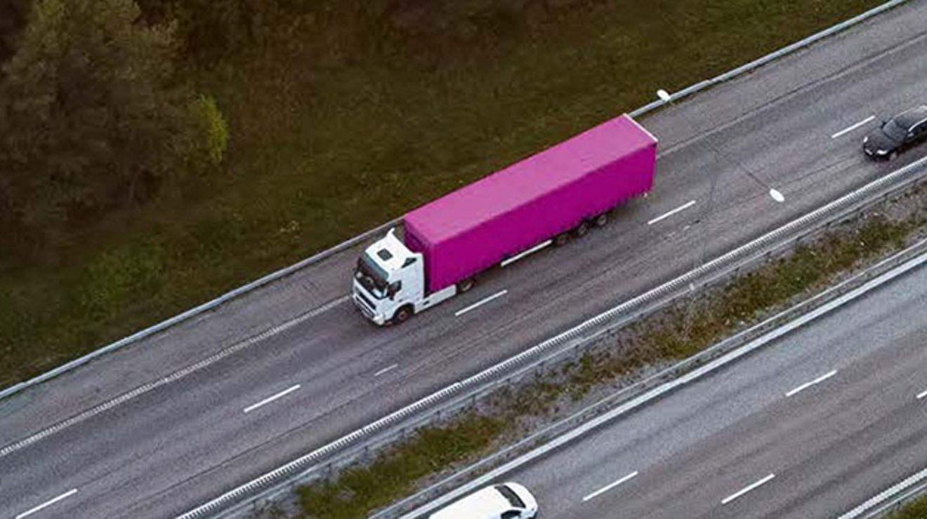Un semirremolque equipado con una solución telemática de gestión de flotas de T-Mobile circulando por una autopista.