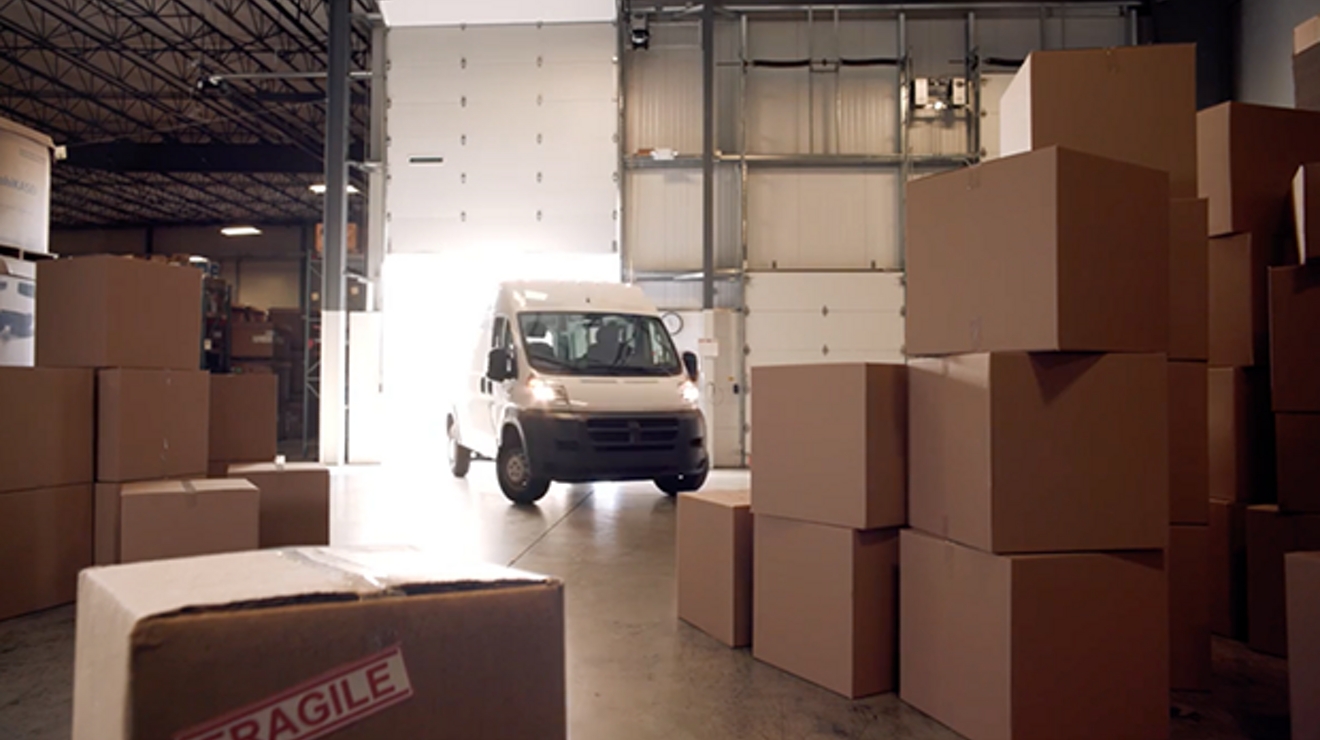 Camión blanco en un depósito de cajas
