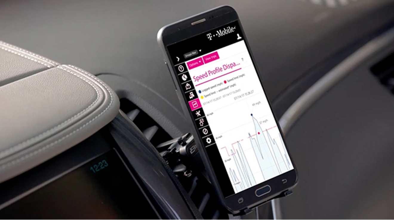 Celular en un soporte para auto mostrando análisis de flota