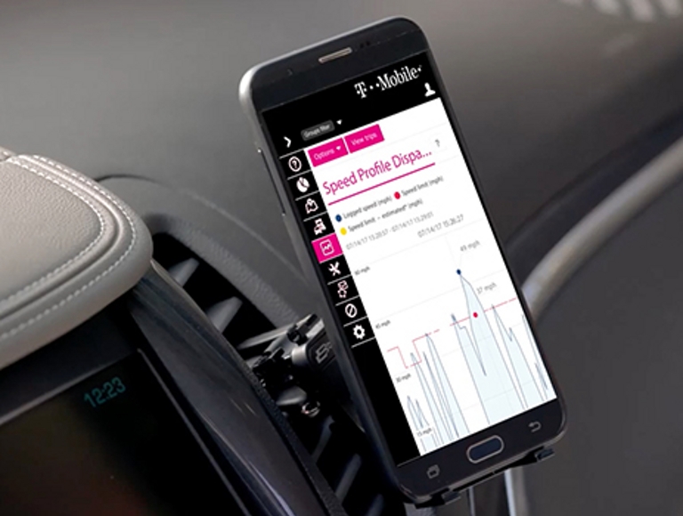 Celular en un soporte para auto mostrando análisis de flota