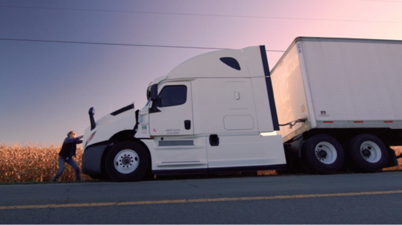Camión semirremolque estacionado a la orilla del camino