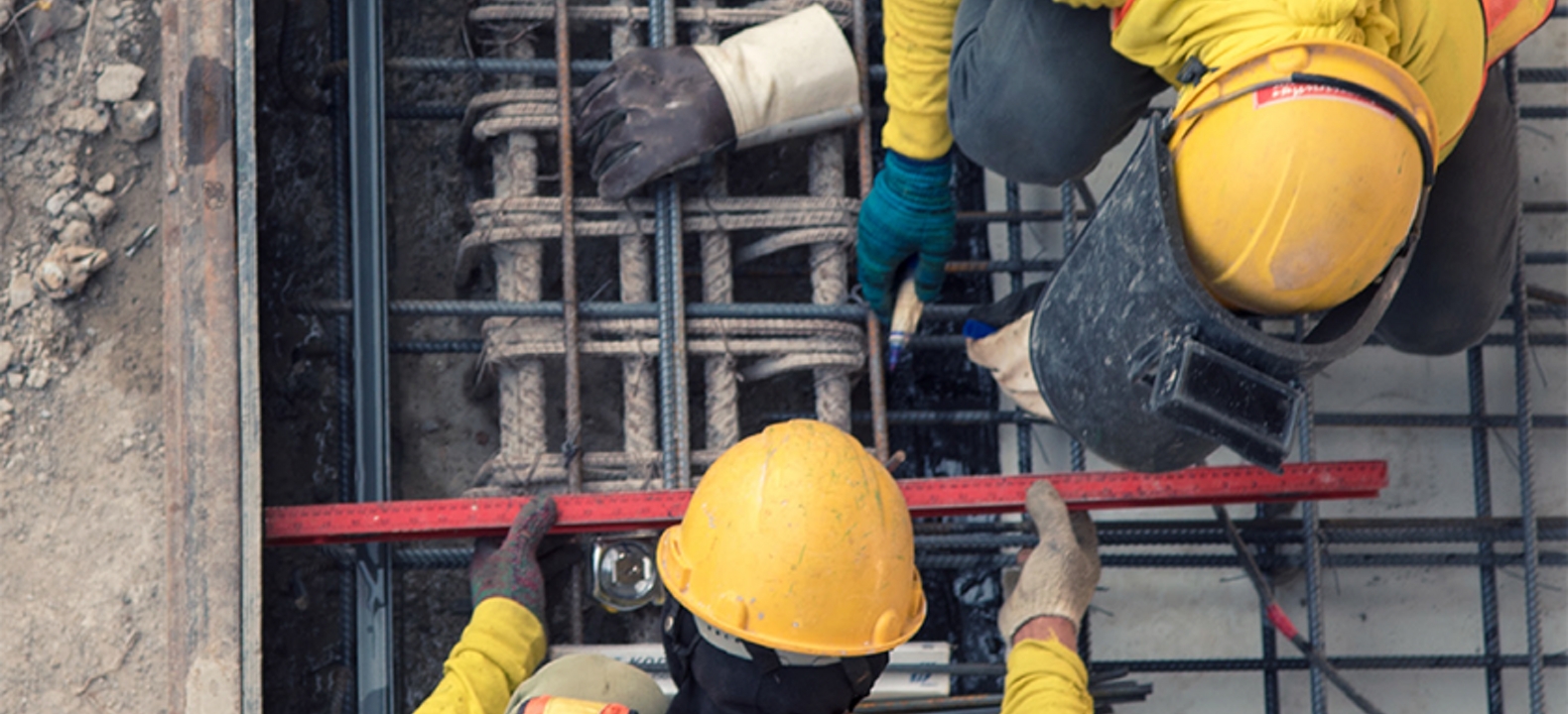 Camarero lleva un plato de comida desde la cocina de un restaurante.
