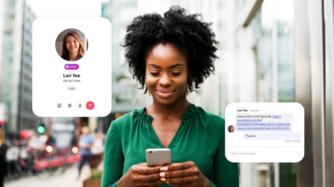 Profesional en una calle de la ciudad usa Dialpad en su smartphone para comunicarse rápidamente con un colega.