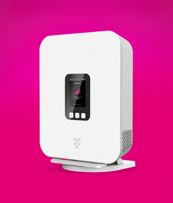 El frente del gateway 5G T-Mobile con la pantalla LCD mostrando señal.