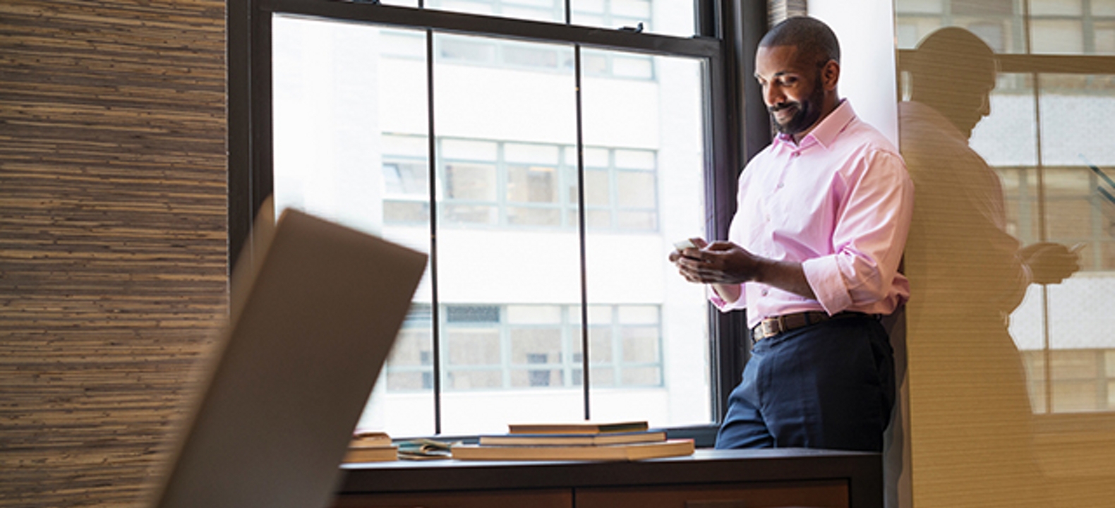 Hombre junto a una ventana