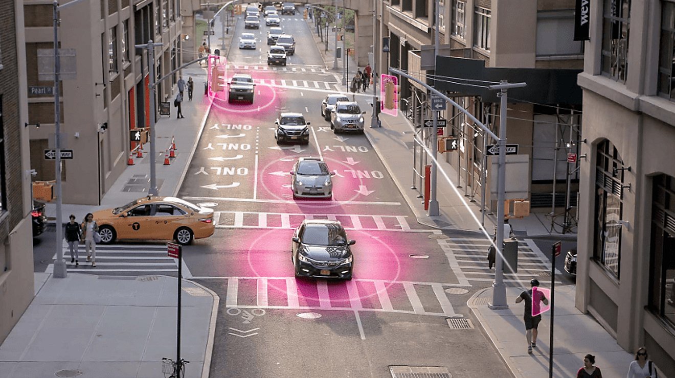Vista aérea de autos conectados y semáforos en un cruce de Dumbo, Brooklyn, Nueva York.