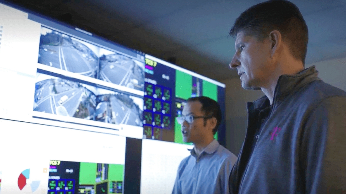 Kirk Neibert, gerente de productos sénior de T-Mobile y Daniel Lai, gerente de movilidad inteligente de la ciudad de Bellevue, WA.