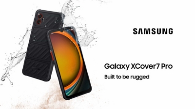 Dos dispositivos Samsung Galaxy XCover7 Pro, diseñados para ser resistentes, vista frontal y posterior con salpicaduras de agua.