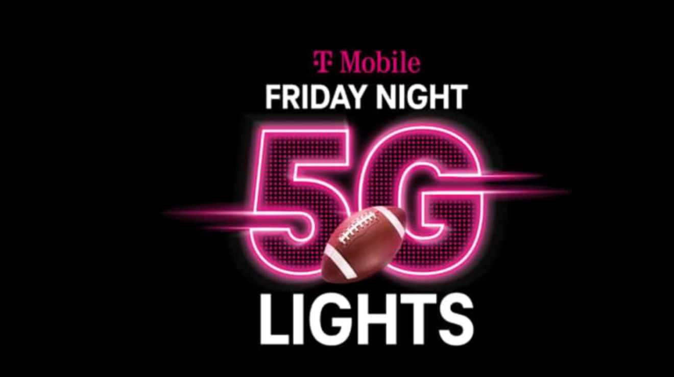 T-Mobile Friday Night 5G Lights en un letrero 5G de neón y una pelota de fútbol.