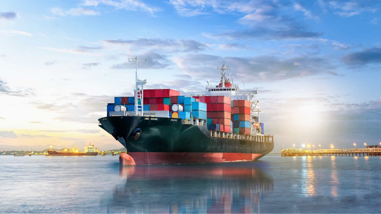 Un barco portacontenedores anclado en un puerto marítimo moderno.