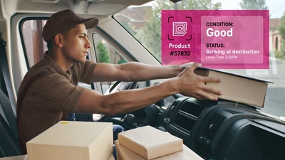 Un repartidor de UPS en un camión levanta una caja; el seguimiento en tiempo real muestra el número de producto, su estado y su situación.