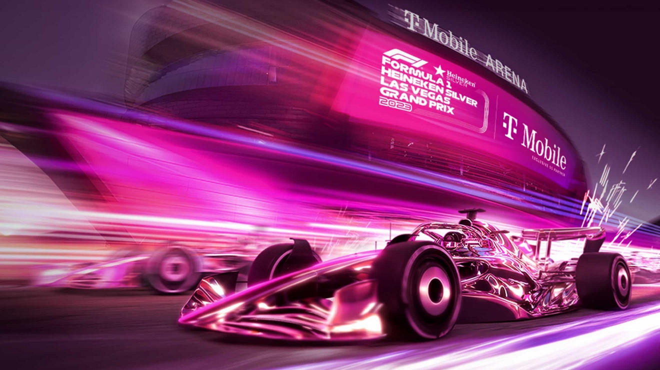 Un auto de Fórmula 1 magenta corriendo en una pista magenta en el T-Mobile Arena.