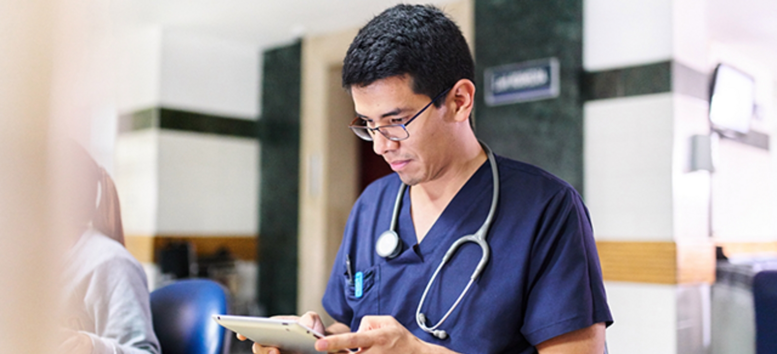 Médico con uniforme azul