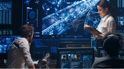 Un equipo gubernamental utiliza una red 5G para acceder a información y aplicaciones críticas en diferentes dispositivos.