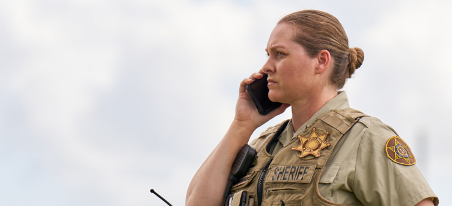 mujer alguacil en una llamada