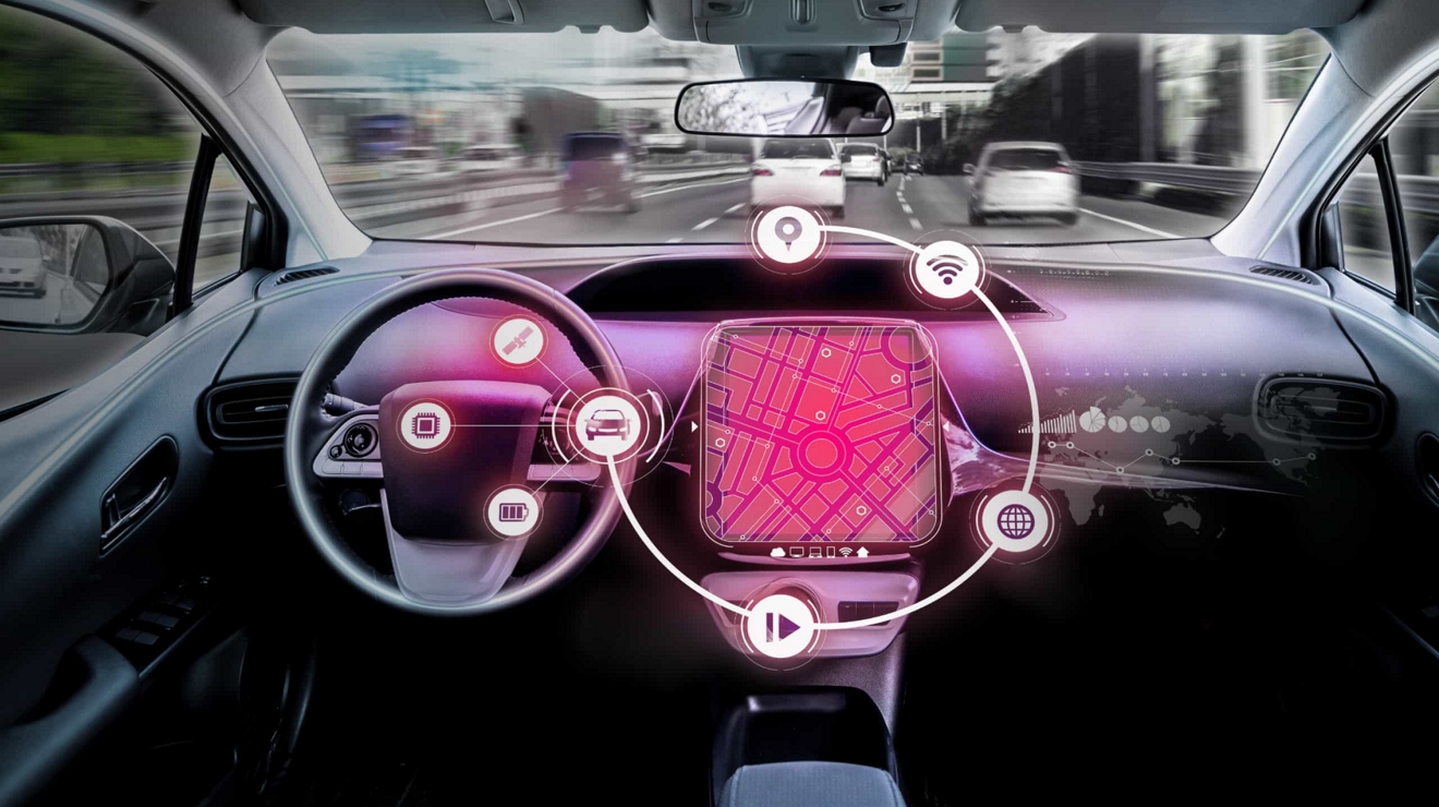 El panel de instrumentos digital de un vehículo muestra un mapa e íconos de localización, conectividad e Internet.
