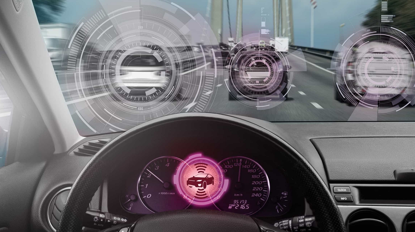 Las pantallas de realidad aumentada del panel de instrumentos y el parabrisas de un auto autónomo indican otros vehículos.