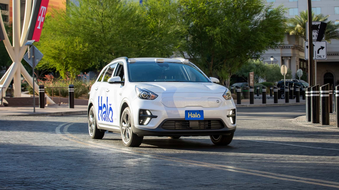 Un vehículo autónomo Halo recorre una calle urbana.