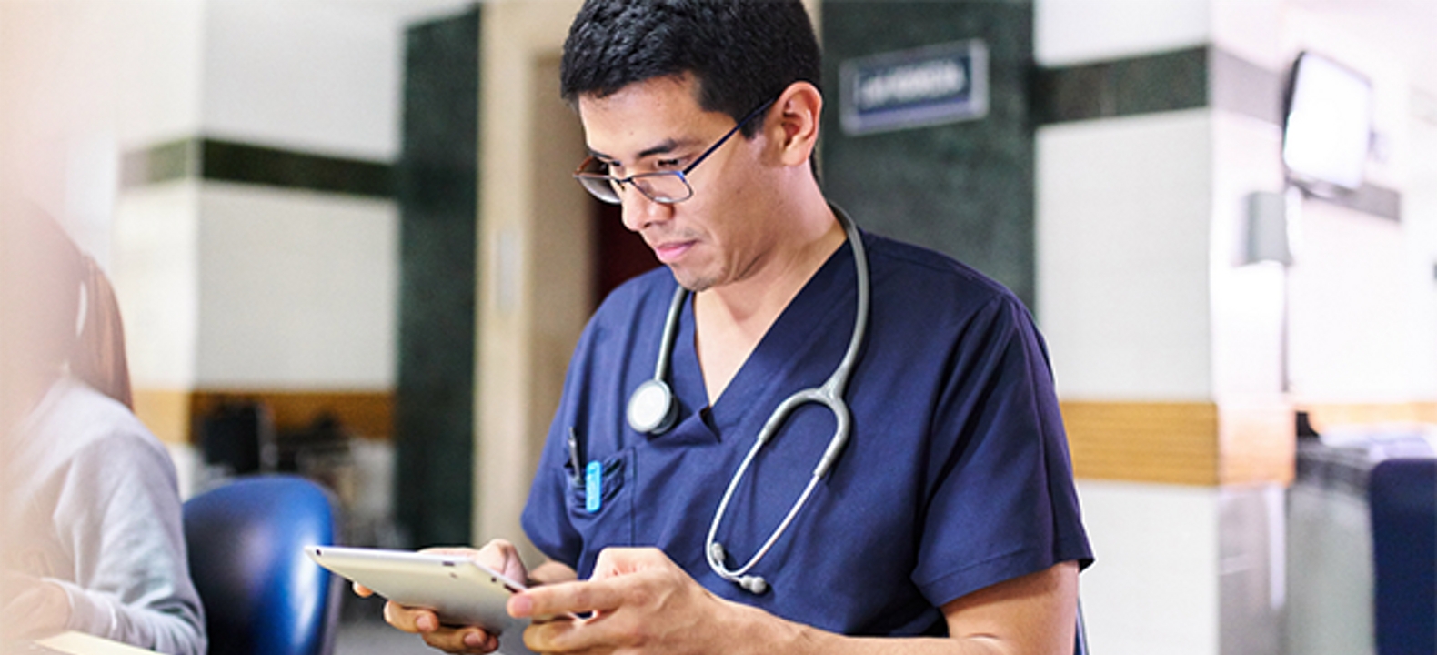 Médico con uniforme azul