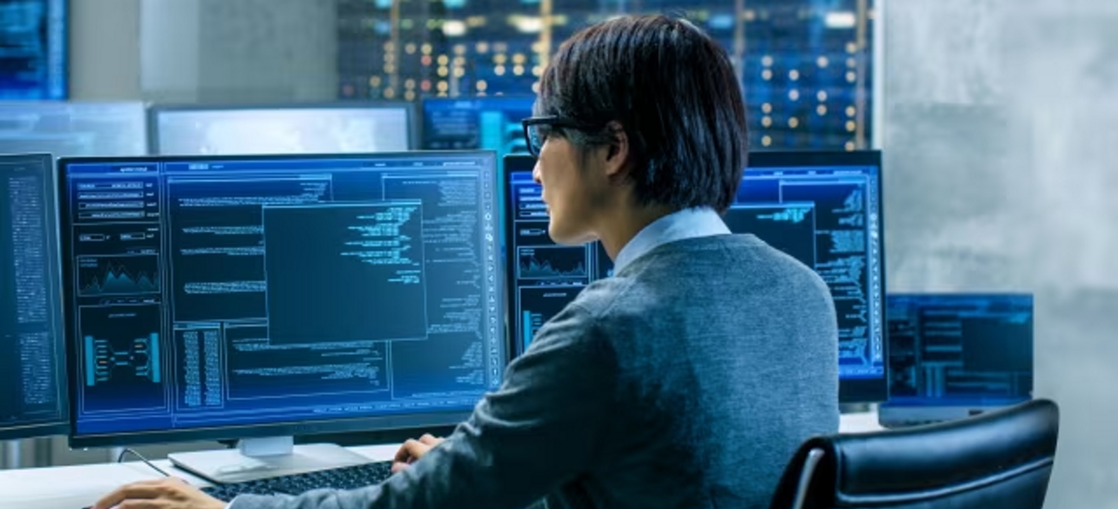 Un programador trabaja en una sala de servidores.