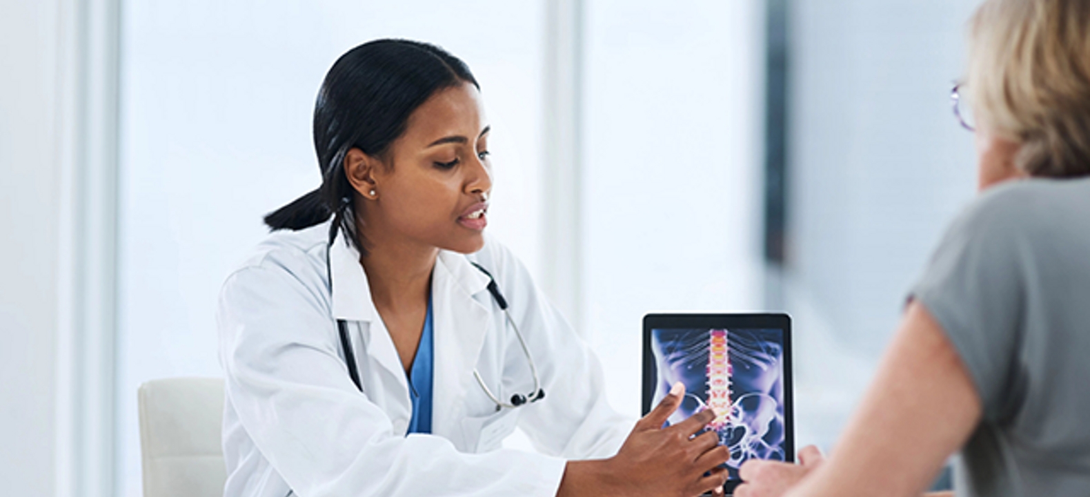 Médico en una videollamada.