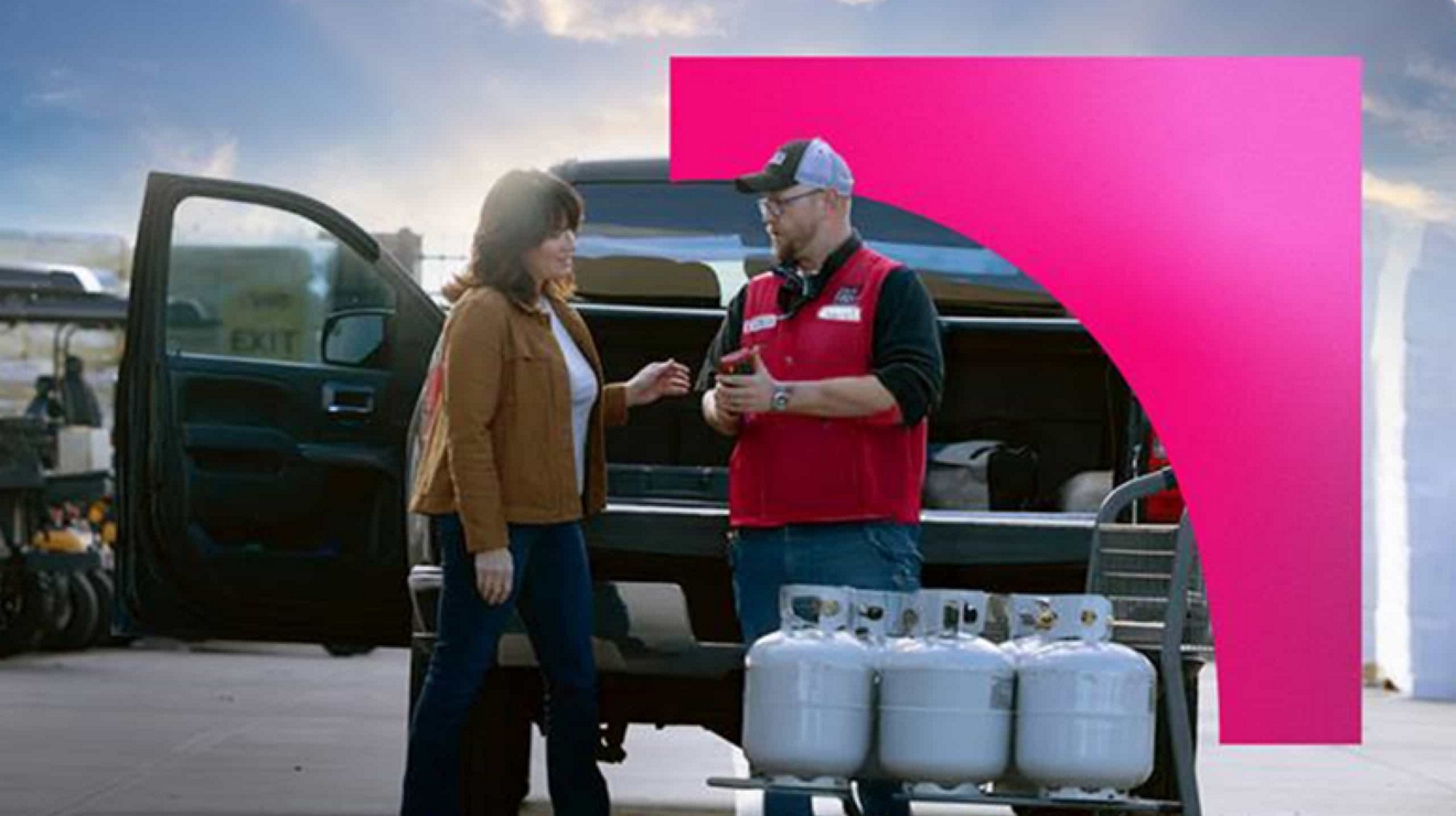 Empleado de TSC ayudando a una clienta con las garrafas de propano