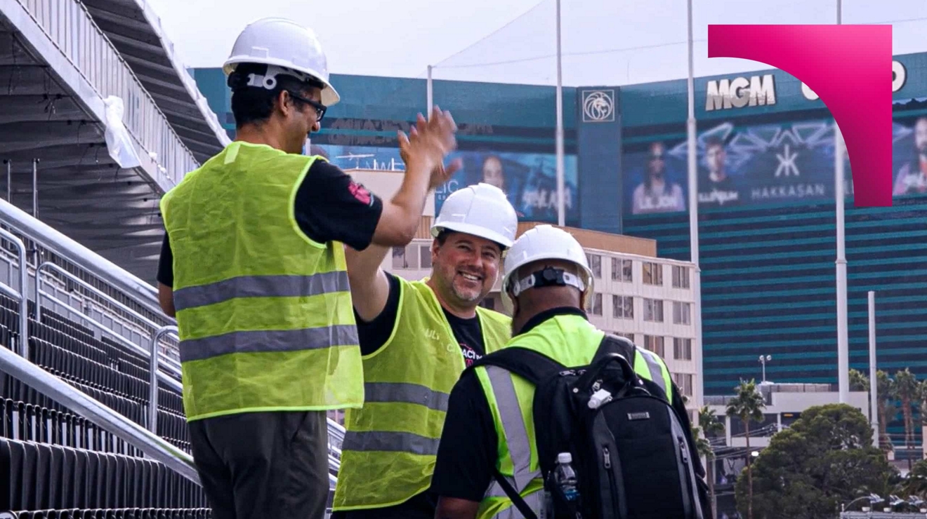 Trabajadores de la construcción chocando las manos en Las Vegas