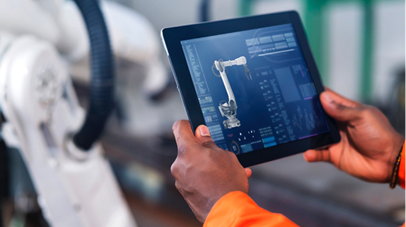 Dos manos sostienen una tablet que muestra dibujos técnicos con especificaciones