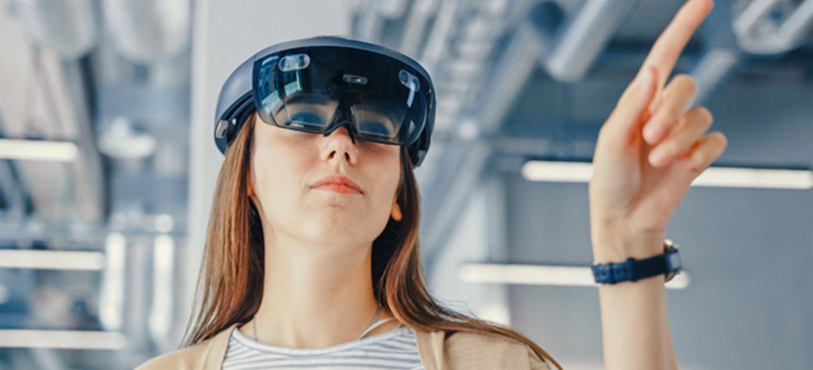 Mujer con gafas de RA haciendo gestos en el aire