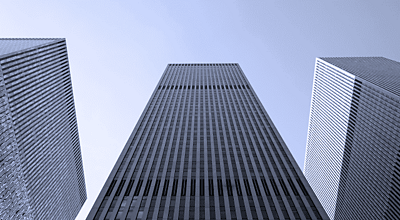 Una toma en ángulo bajo de tres torres de oficinas.