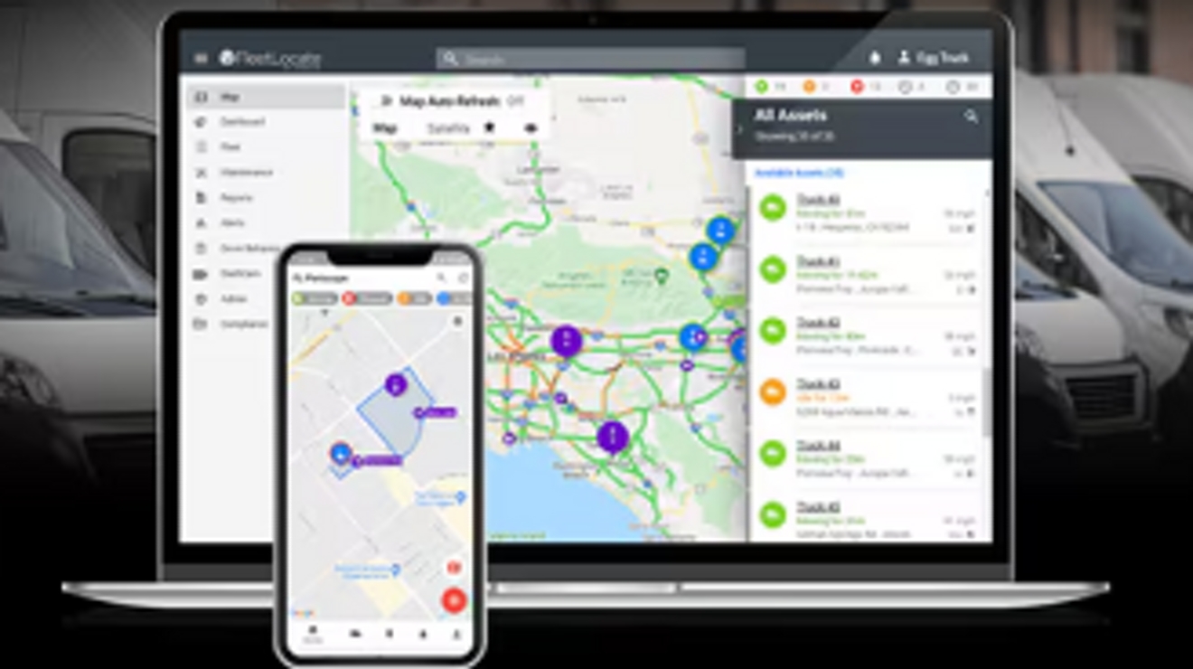 Una laptop y un smartphone muestran una app de rastreo de flotas con vehículos y rutas en mapas.
