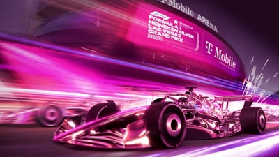 Un auto de Fórmula 1 magenta corriendo en una pista magenta en el T-Mobile Arena