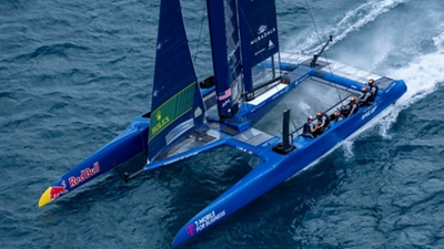 Un catamarán navega por el agua.