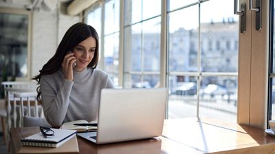 Un asesor financiero utiliza T-Mobile para Microsoft Teams en su laptop para trabajar con un cliente de forma remota.