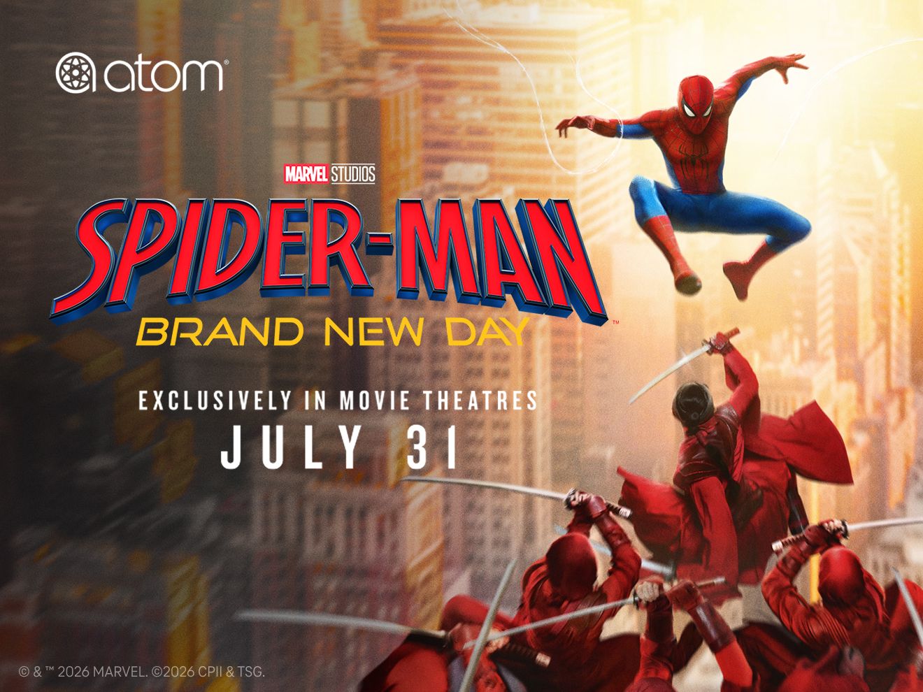 Atom Tickets presenta Spider-Man: Brand New Day, de Marvel Studios. Se estrena en exclusiva en cines el 31 de julio. Spider-Man se balancea desde un rascacielos para atacar a un grupo de villanos vestidos de rojo y que blanden grandes espadas.