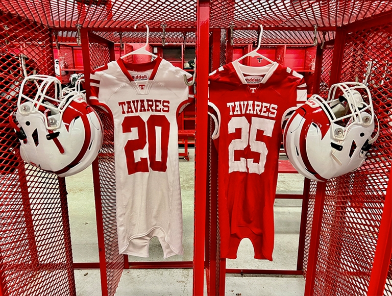 Dos camisetas de fútbol rojas y blancas de Tavares cuelgan una junto a la otra en el vestuario.