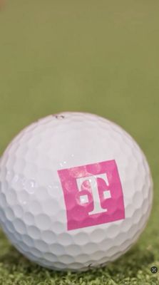 Pelota de golf con el logotipo de T-Mobile