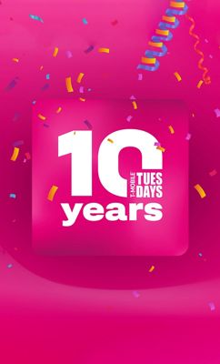 Gráfico en color rosa intenso con confeti multicolor y un llamativo diseño de "10 años" para celebrar T-Mobile Tuesdays.