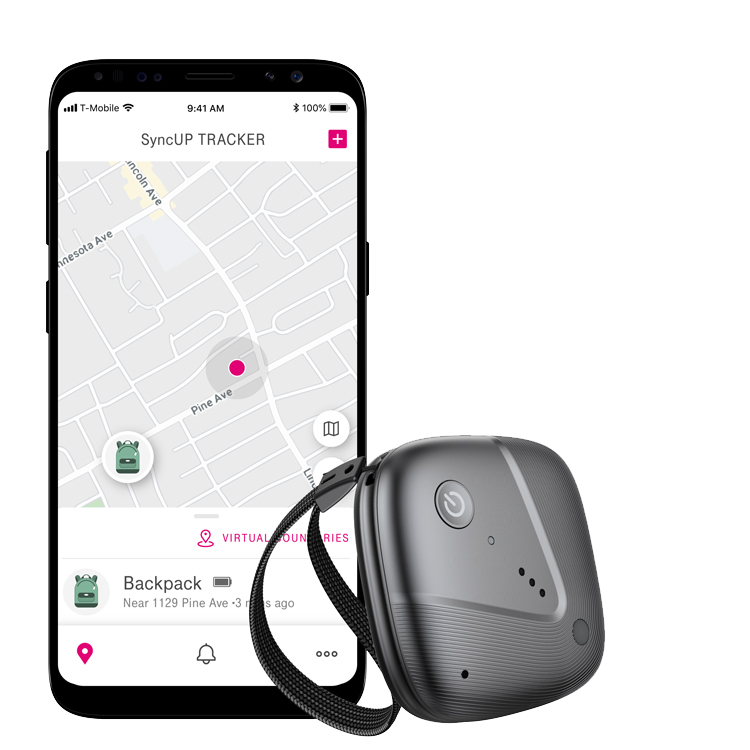 Un smartphone con la app de sync-up tracker muestra la ubicación de una mochila. El dispositivo sync-up tracker está al lado del teléfono.