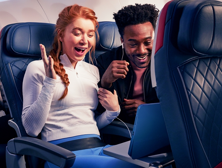 Dos amigos ven juntos un partido de béisbol en un avión.
