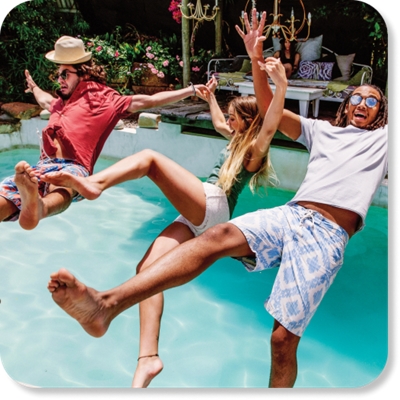 Un grupo de personas salta a la piscina.