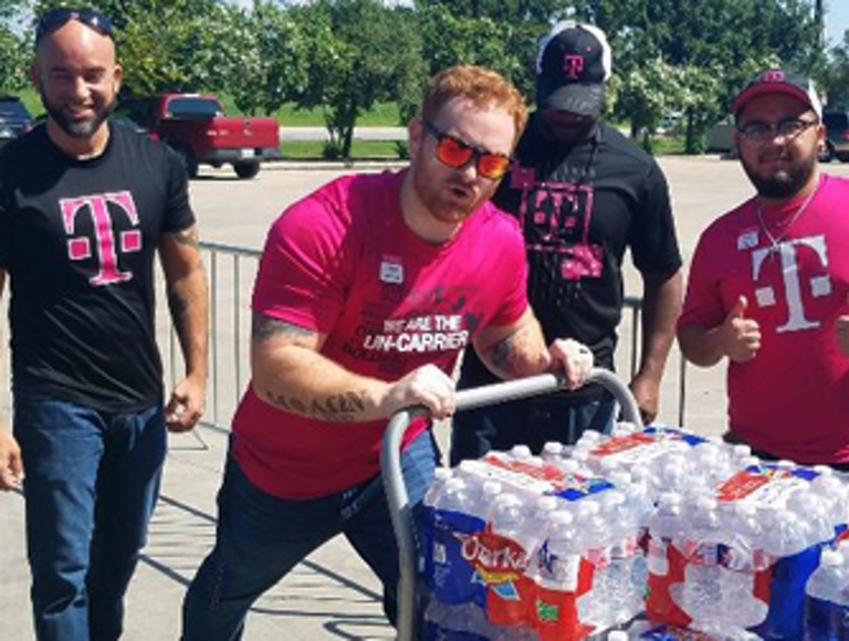 Grupo de personas con ropa de T-Mobile