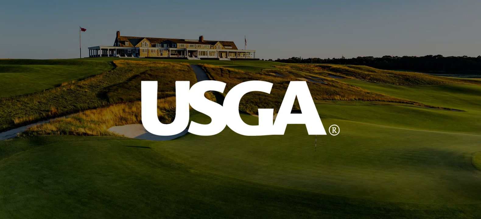 El logotipo de la USGA superpuesto a un campo de golf.