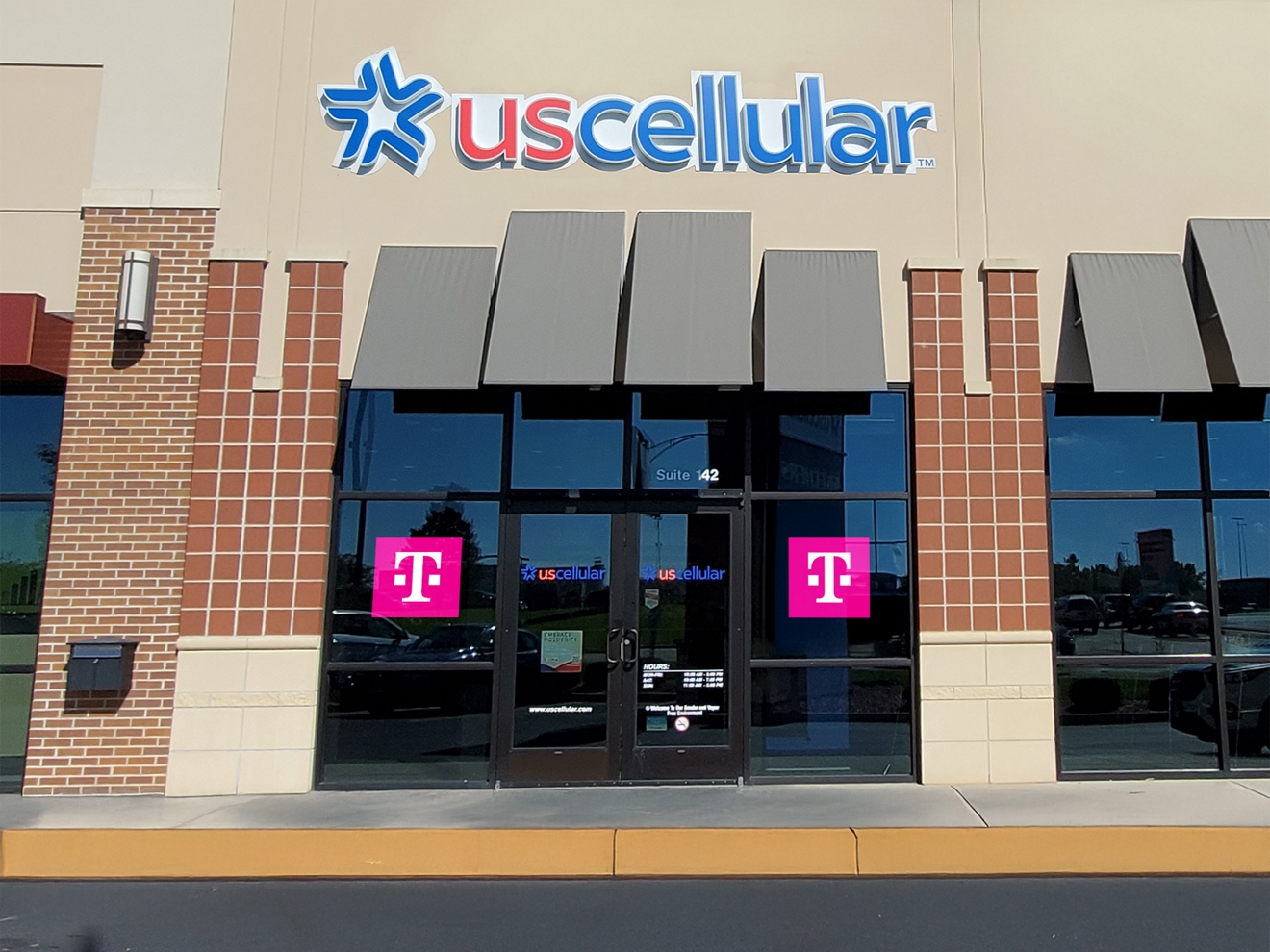 Tienda de UScellular con carteles de T-Mobile en las ventanas