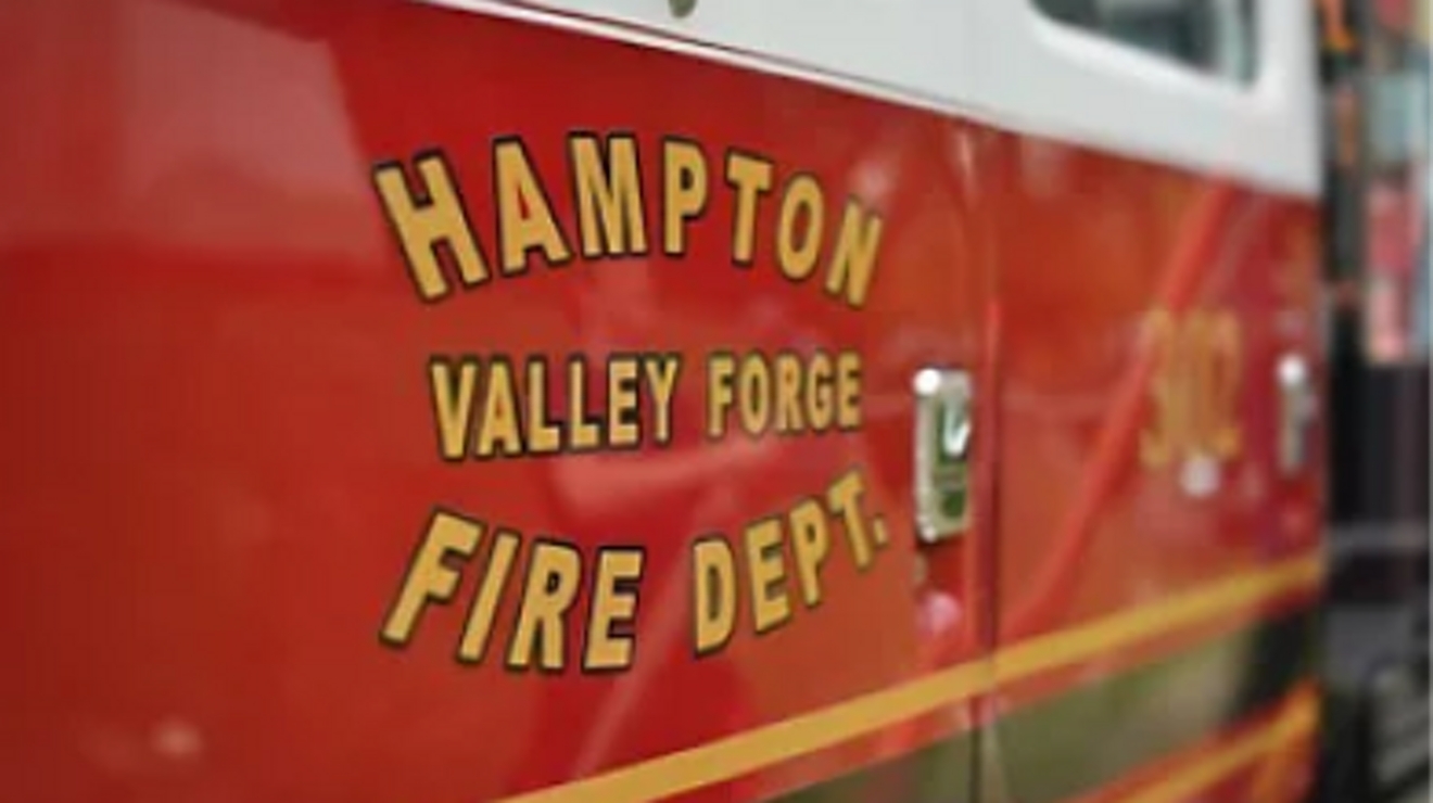 Vista lateral de un camión del Departamento de Bomberos de Hampton-Valley Forge.