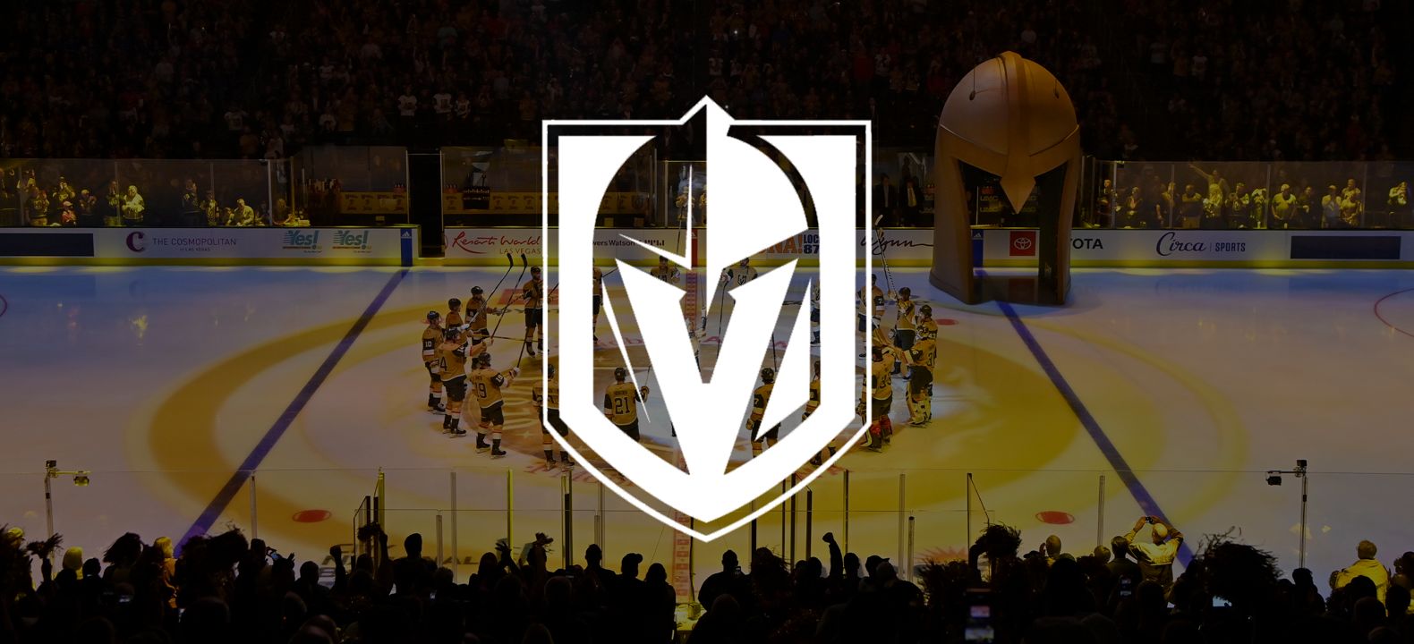 Logotipo de los Vegas Golden Knights superpuesto sobre una pista de hockey.