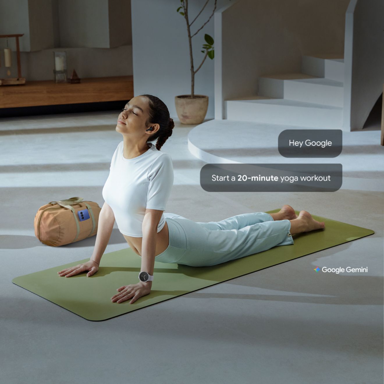 Persona haciendo yoga con los Galaxy Buds3 FE en los oídos, los globos de diálogo muestran cómo le pide a Gemini que inicie una sesión de yoga de 20 minutos.